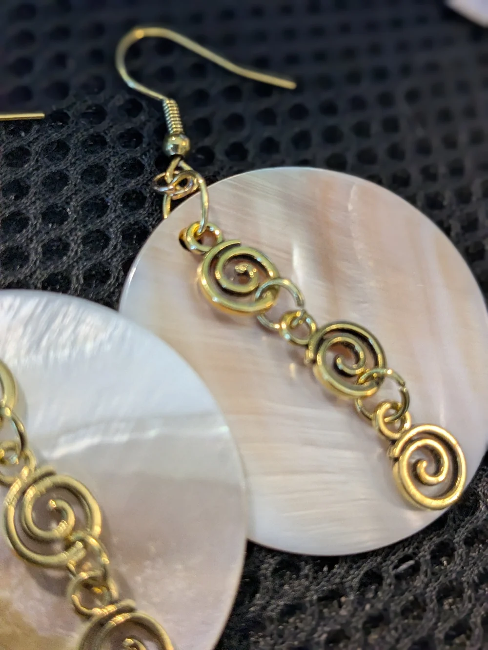 Gold Spiral Chain Beige Freshwater Shell Drop Earrings - Picture 4 of 6